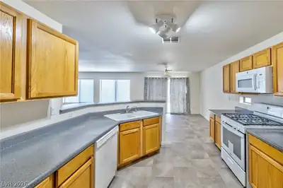 4816 Englewood Avenue, Las Vegas, NV 89139 Kitchen