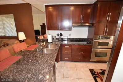 270 East FLAMINGO Road 328, Las Vegas, NV 89169 Kitchen