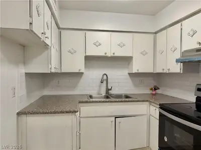 575 South Royal Crest Circle 7, Las Vegas, NV 89169 Kitchen