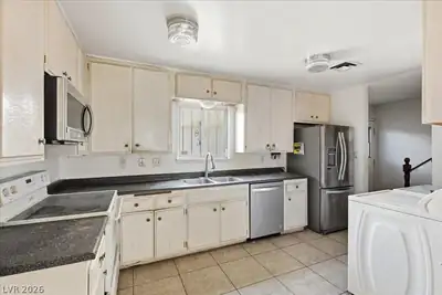 179 Greenbriar Townhouse Way, Las Vegas, NV 89121 