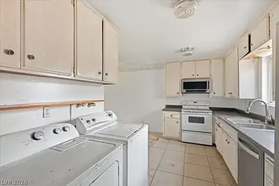 179 Greenbriar Townhouse Way, Las Vegas, NV 89121 