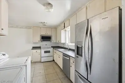 179 Greenbriar Townhouse Way, Las Vegas, NV 89121 