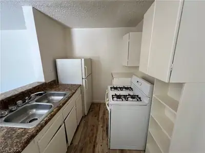 2300 Sunrise Avenue 6, Las Vegas, NV 89101 Kitchen