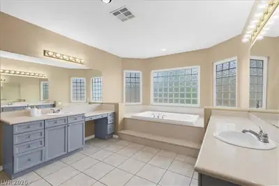 7140 Sudley Court, Las Vegas, NV 89131 Primary Bathroom