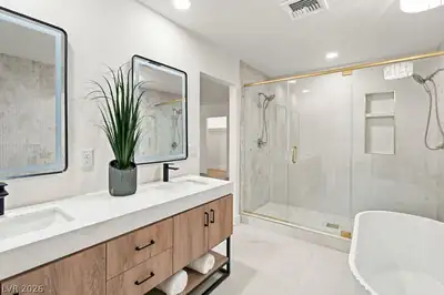 6520 Coley Avenue, Las Vegas, NV 89146 Primary Bathroom