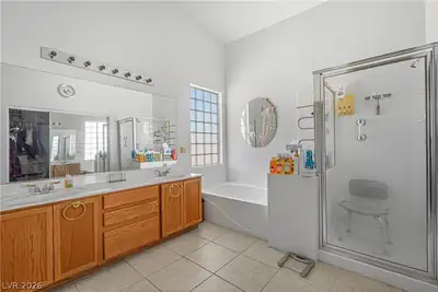 815 Roaring Falls Avenue, Henderson, NV 89052 Primary Bathroom