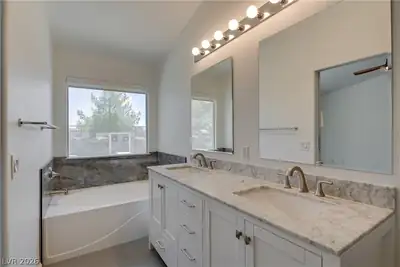 1030 Kings View Court, Henderson, NV 89002 Primary Bathroom