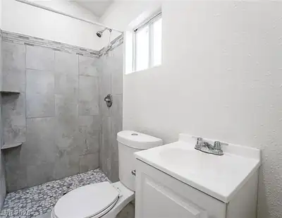 2100 Stewart Avenue, Las Vegas, NV 89101 Bathroom