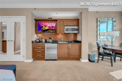 125 East Harmon Avenue 417, Las Vegas, NV 89109 Kitchen