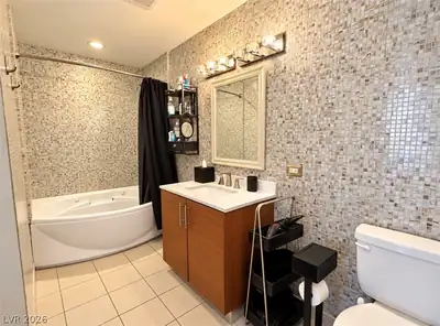 200 West Sahara Avenue 3711, Las Vegas, NV 89102 Bathroom