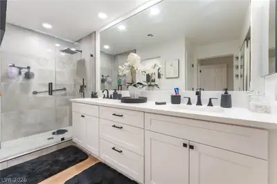 2705 Sungold Drive, Las Vegas, NV 89134 Primary Bathroom