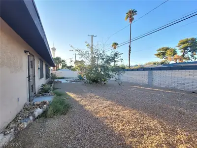 805 East Saint Louis Avenue, Las Vegas, NV 89104 Yard