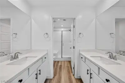 10773 Briset Court, Las Vegas, NV 89166 Primary Bathroom