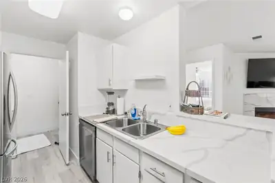 2200 South Fort Apache Road 2156, Las Vegas, NV 89117 Kitchen