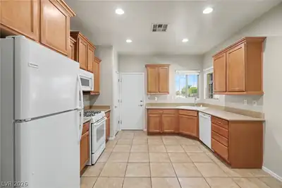 5976 Wheat Penny Avenue, Las Vegas, NV 89122 Kitchen