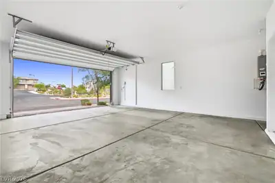 11677 Emerald Lake Avenue, Las Vegas, NV 89138 Garage