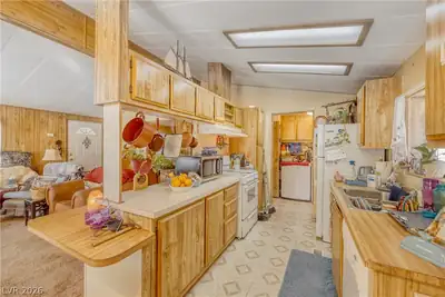 3038 La Barca Lane, Las Vegas, NV 89122 Kitchen