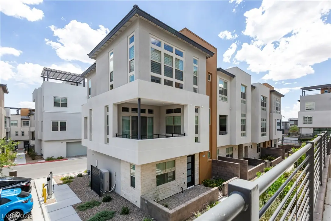647 Spotted Falcon Street, Las Vegas, NV 89138