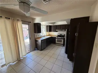 8913 BORLA Drive, Las Vegas, NV 89117 Kitchen