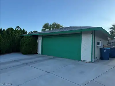 5829 Halfmoon Way, Las Vegas, NV 89108 Garage