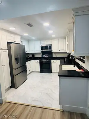 3876 Maryland Avenue, Las Vegas, NV 89121 Kitchen