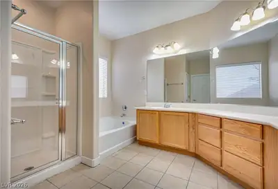 4042 Haflinger Court, Las Vegas, NV 89122 Primary Bathroom