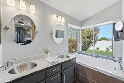 8212 Arch Bay Lane, Las Vegas, NV 89128 Primary Bathroom