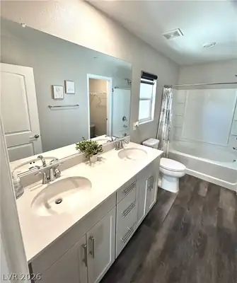 6594 Secret Grove Avenue, Las Vegas, NV 89130 Primary Bathroom