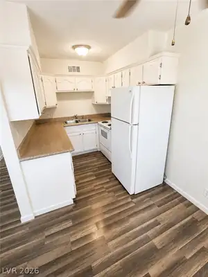 412 West Monroe Avenue 19, Las Vegas, NV 89106 Kitchen
