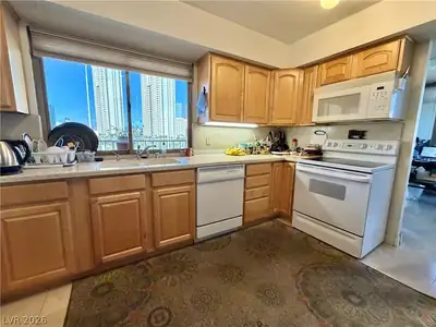 205 East Harmon Avenue 902, Las Vegas, NV 89169 Kitchen