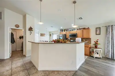 6079 Dover Dove Court, North Las Vegas, NV 89081 Kitchen