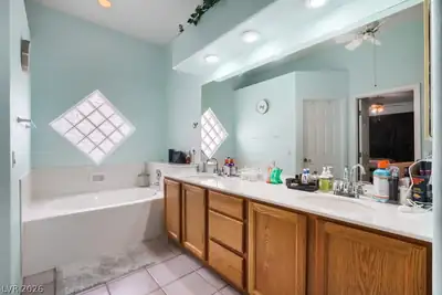8641 Crest Hill Avenue, Las Vegas, NV 89145 Primary Bathroom