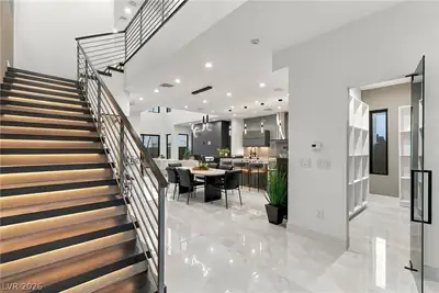 2824 Queens Courtyard Drive, Las Vegas, NV 89109 
