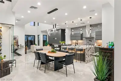 2824 Queens Courtyard Drive, Las Vegas, NV 89109 