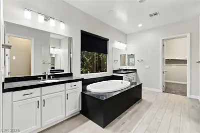 325 Greyjoy Street, Las Vegas, NV 89183 Primary Bathroom