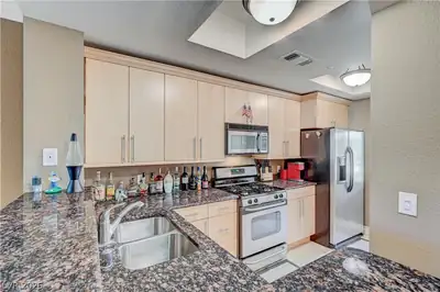 230 East Flamingo Road 333, Las Vegas, NV 89169 Kitchen