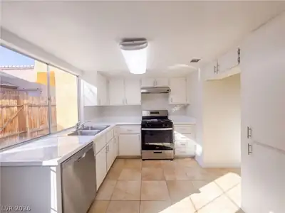 1511 Living Desert Drive B, Las Vegas, NV 89119 