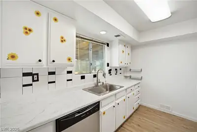 900 Coral Isle Way, Las Vegas, NV 89108 Kitchen