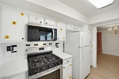 900 Coral Isle Way, Las Vegas, NV 89108 Kitchen