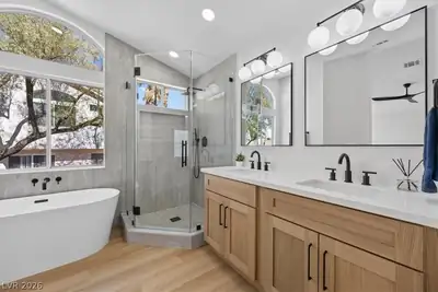 136 Villaggio Street, Henderson, NV 89074 Primary Bathroom