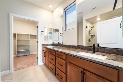 53 Lake Bluff Court, Henderson, NV 89011 Primary Bathroom