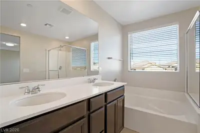 2572 Ofanto Street, Henderson, NV 89044 Primary Bathroom