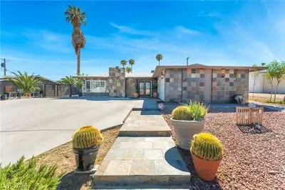 1679 Golden Arrow Drive, Las Vegas, NV 89169 Front of Structure