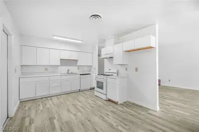 5574 Tunis Avenue, Las Vegas, NV 89122 Kitchen