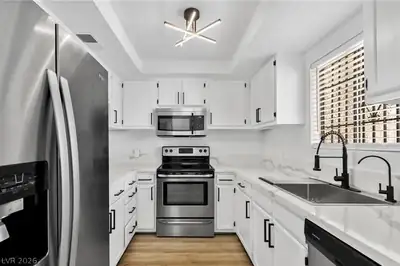 1676 Jupiter Court F, Las Vegas, NV 89119 Kitchen