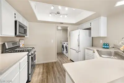 325 Manor Street, Las Vegas, NV 89145 Kitchen