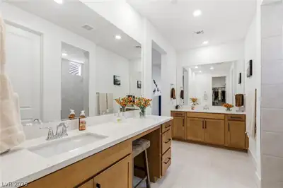 6424 Belgrossa Bend Street, Las Vegas, NV 89166 Primary Bathroom