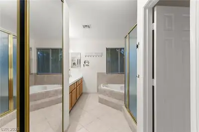 1821 Derbyshire Drive, Las Vegas, NV 89117 Primary Bathroom
