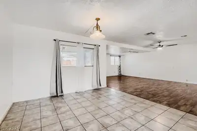 5422 North Sir Richard Drive, Las Vegas, NV 89110 
