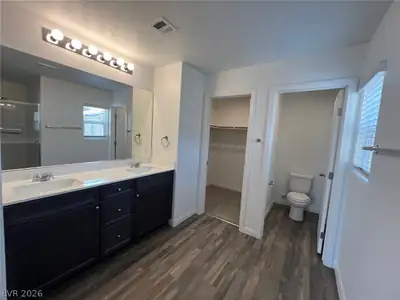 1633 Mankato Court, Las Vegas, NV 89115 Primary Bathroom